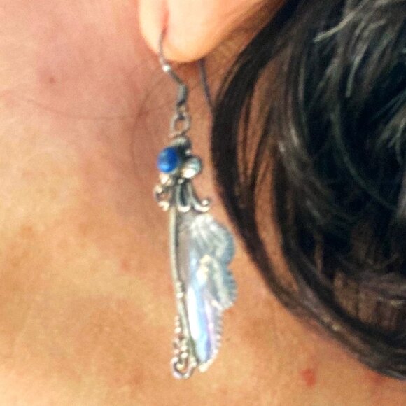 From Bali: Sterling butterfly wing earrings in silver with lapis lazuli - Picture 3 of 5